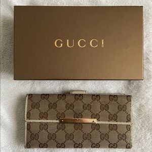 Gucci wallet  | (• ◡•)|𝕊𝕆𝕃𝔻 𝕆ℕ 𝕄𝔼ℝℂ𝔸ℝ𝕀